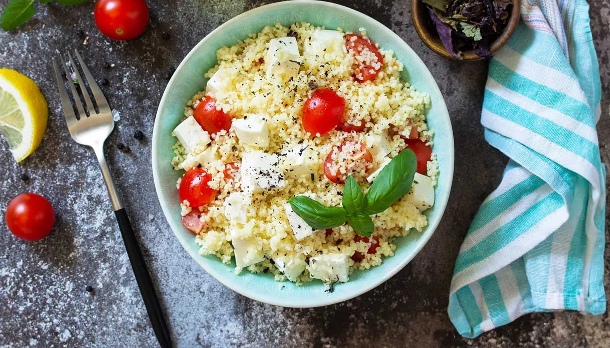 Insalata di cous cous mediterranea con feta e olive