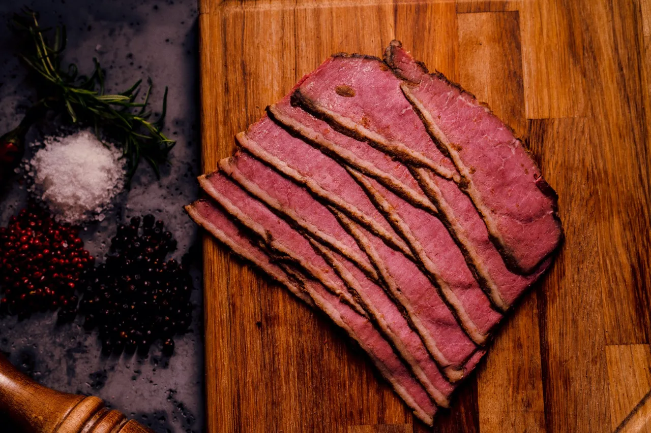 pokrojone pastrami zbliżenie