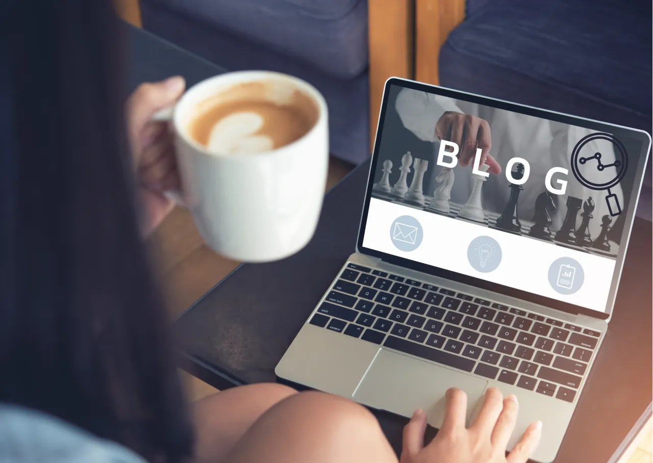 Kobieta z kawą analizuje strategię dla swojego seo bloga na laptopie. Widoczne ikony symbolizujące komunikację, pomysły i analizę danych.