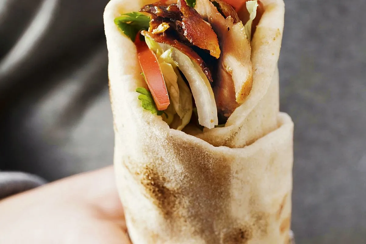 Pyszny kebab z mięsem, warzywami i sosem w picie. Czy kebab tuczy? Zależy od składnik&oacute;w i ilości!