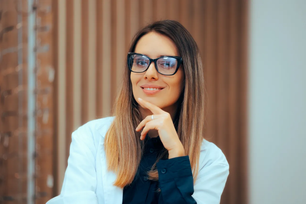 osoba w okularach fotochromowych w słońcu i w pomieszczeniu