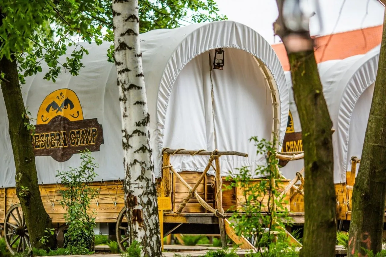 Western Camp Resort Energylandia tipi wóz kowbojski domek szeryfa