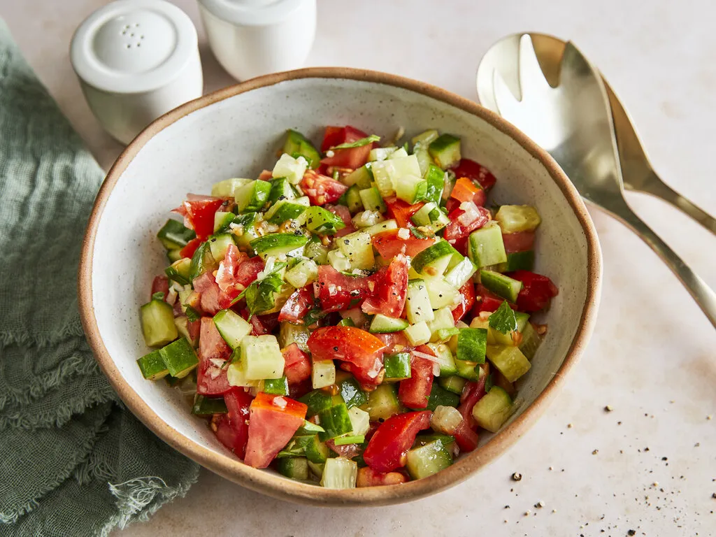 Frischer Gurken-Tomaten-Salat mit Kräutern