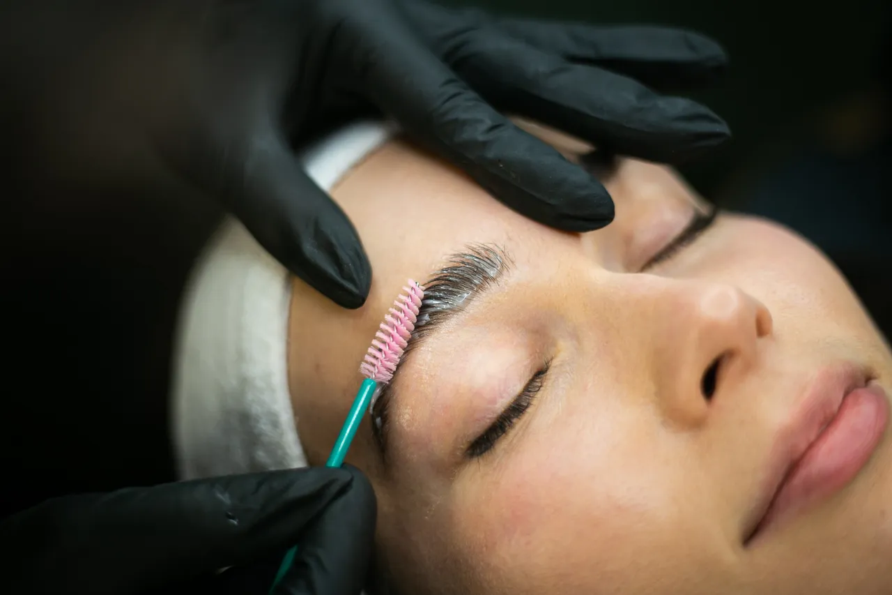 laminacja brwi etapy