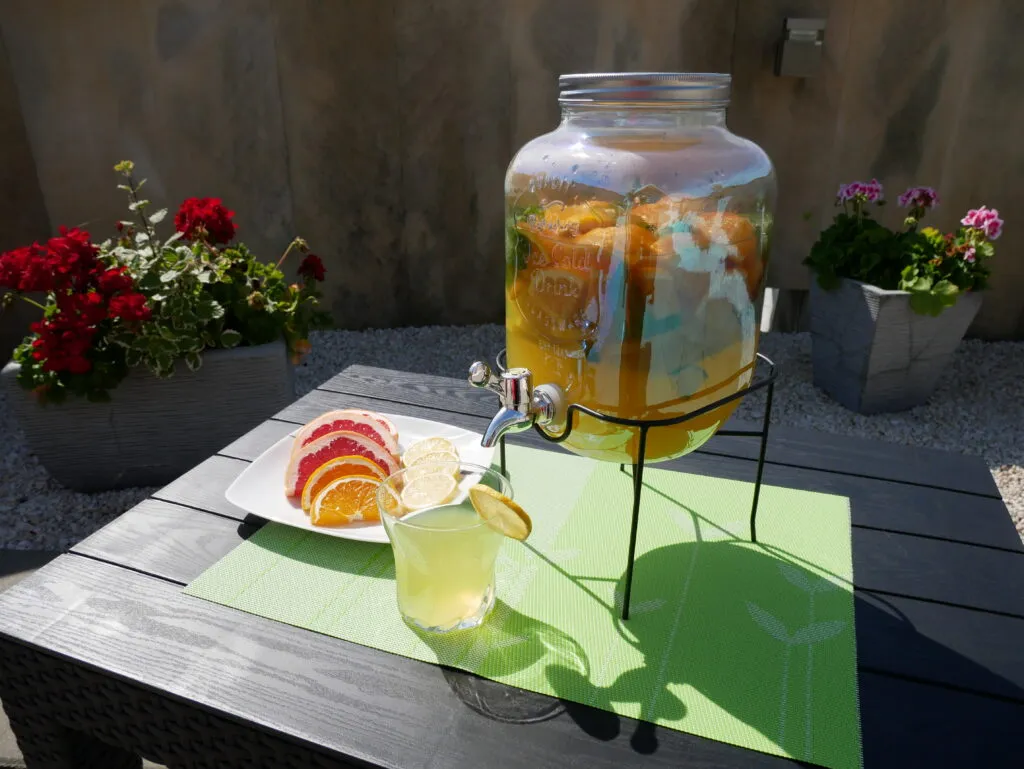 domowa lemoniada w szklanym słoju z kranikiem