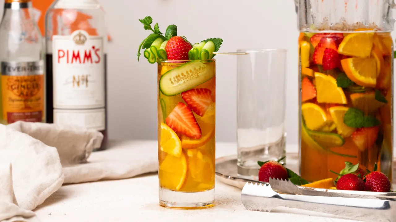 Pimm's No. 1 Cup cocktail con frutta fresca e ghiaccio