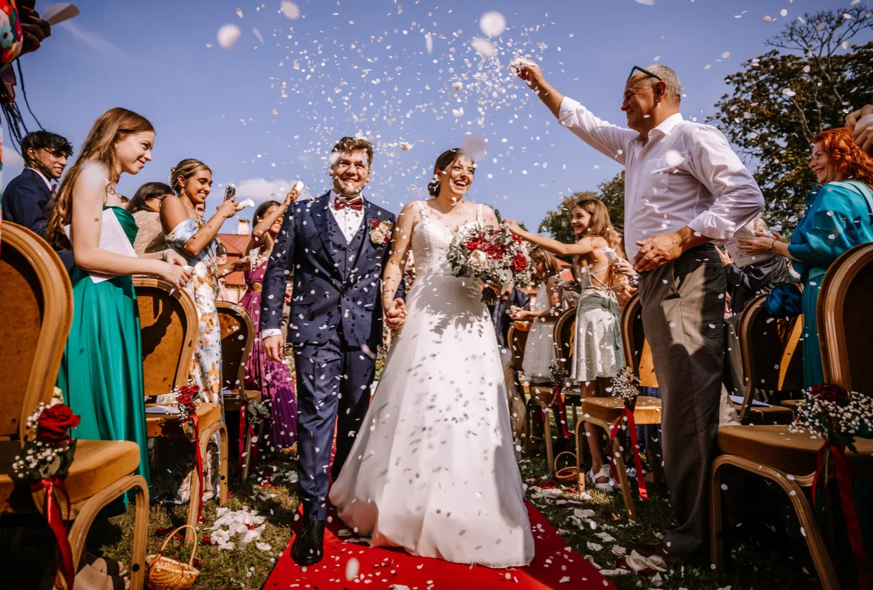 kobieta w białej sukience na weselu faux pas