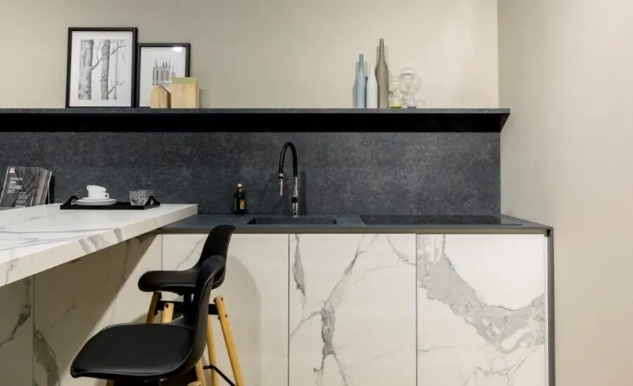 Płytki gresowe, glazura, spieki kwarcowe, płytki szklane w kuchni