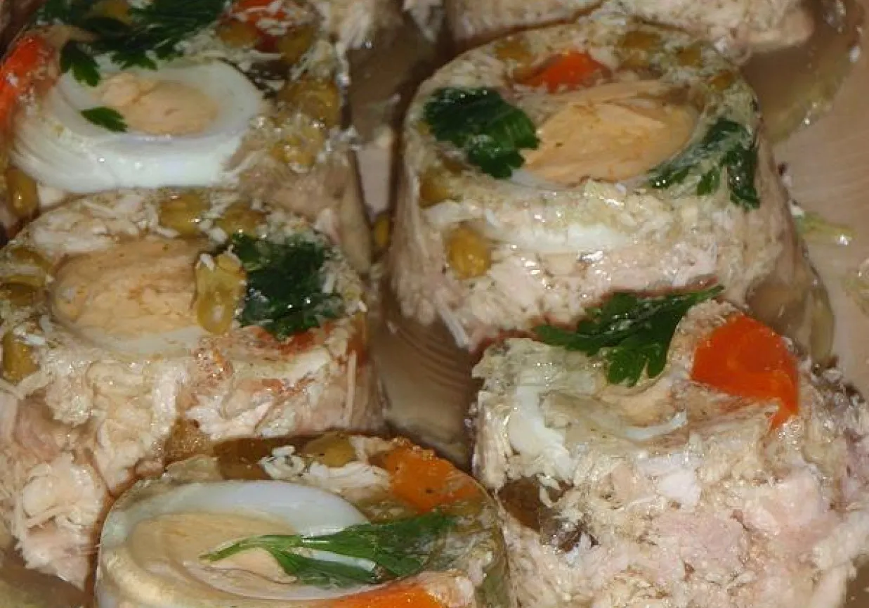 Zimne nóżki z mięsem, jajkiem i warzywami. Czy galareta jest zdrowa? Zależy od składników, ale ta wygląda apetycznie.