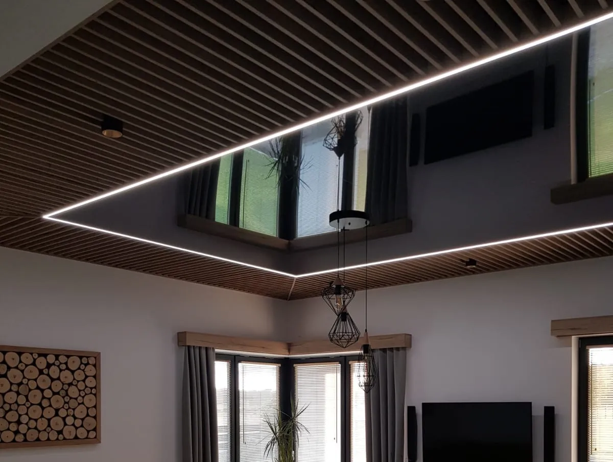 Nowoczesny sufit napinany z podświetleniem LED i drewnianymi panelami. Inspiracje dla Twojego wnętrza.