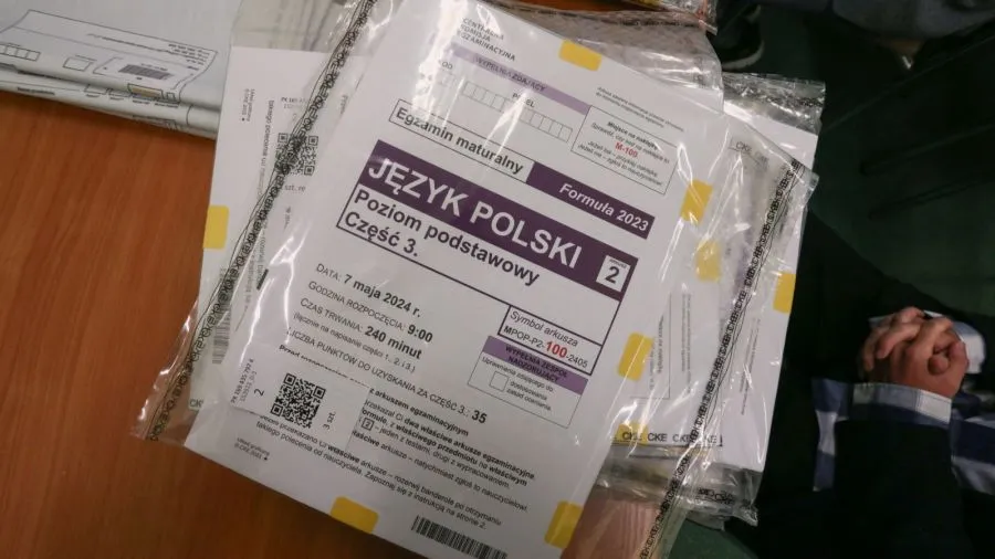 maturzysta przeglądający arkusz maturalny