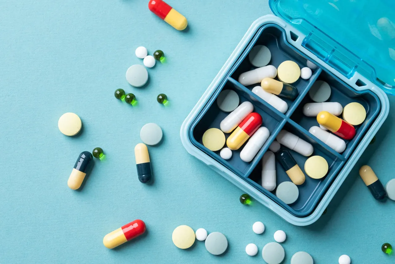 Ryzyka przedawkowania witamin, interakcje lek&oacute;w i suplement&oacute;w