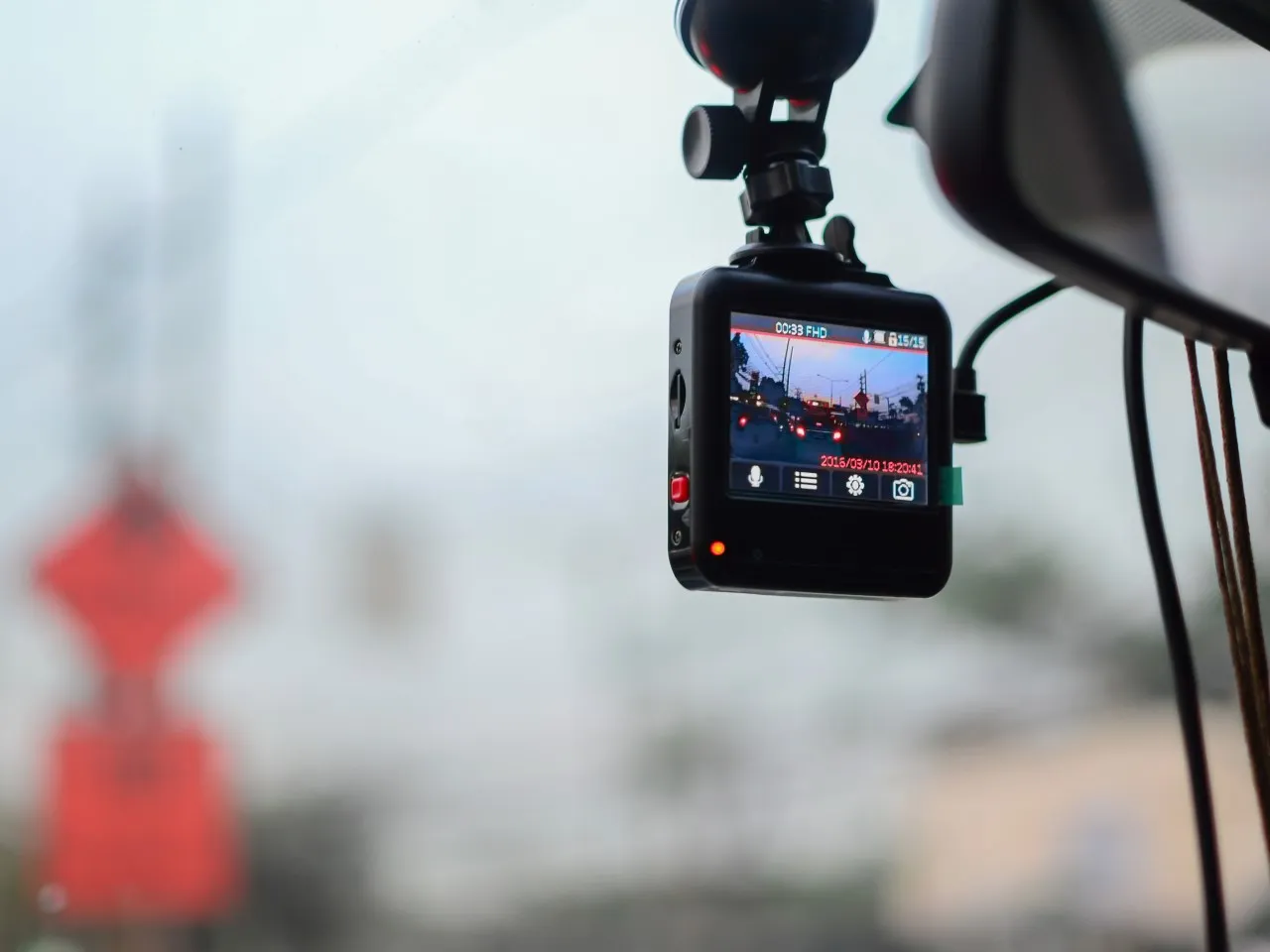 Wideorejestrator zamontowany na szybie, gotowy do nagrywania trasy. Prosty montaż, by bezpiecznie dokumentować podr&oacute;ż.