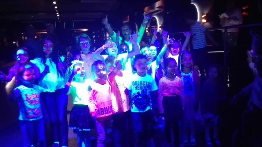 Dzieci bawiące się w klubie hotelowym