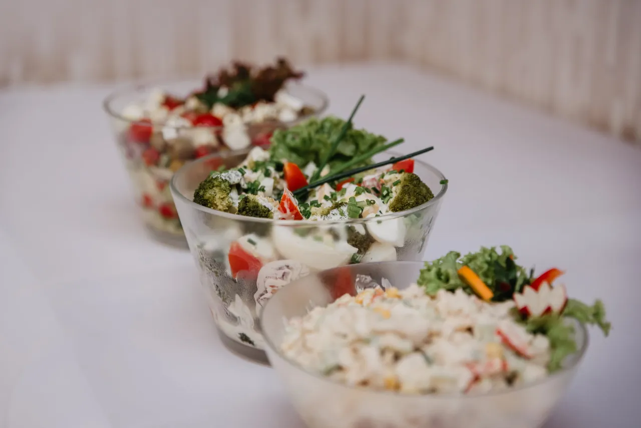 Zdjęcie Ile kosztuje catering na komunie? Sprawdź ceny i oszczędź na przyjęciu