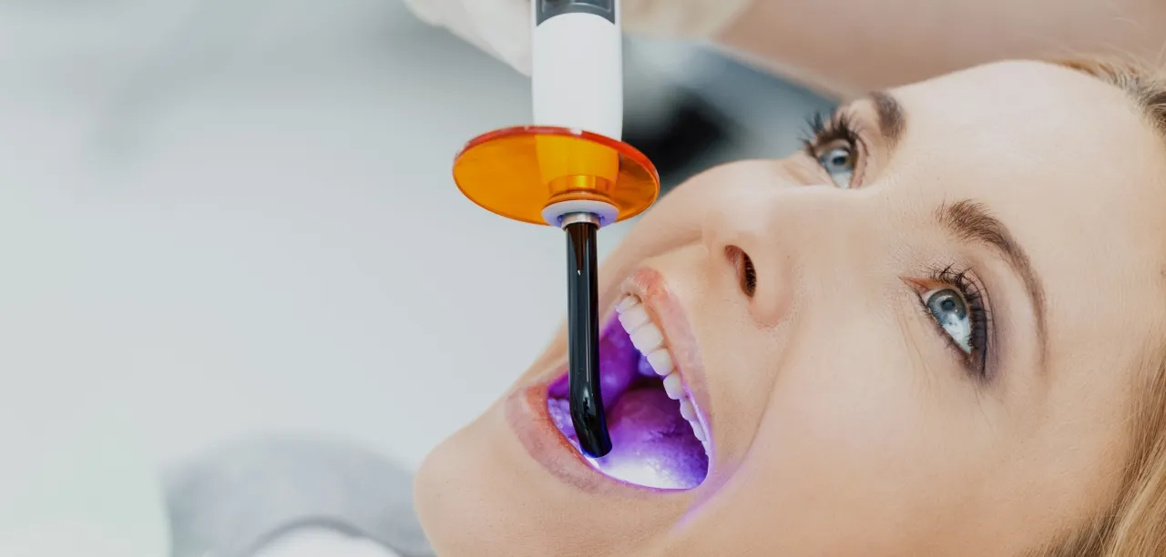 dentysta wybiela zęby w gabinecie