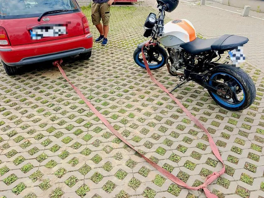 motocykl holowany prawidłowo