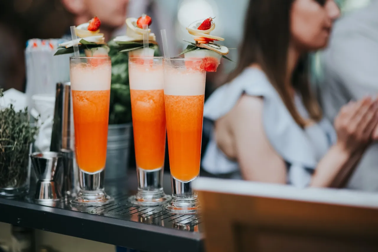 Dekoracje do drink&oacute;w z w&oacute;dką mango