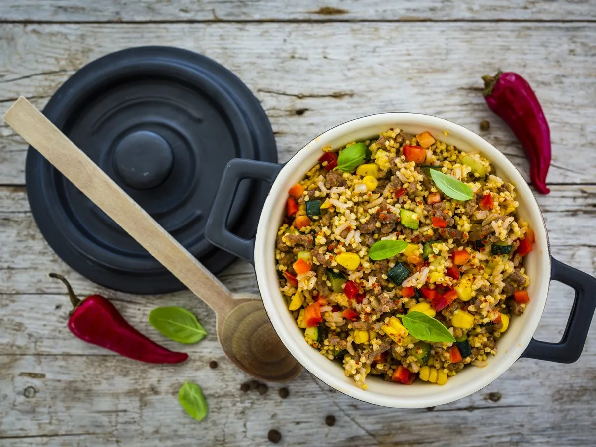 Kolorowa kasza jaglana z warzywami i mięsem mielonym. Świetny pomysł, co zrobić z ugotowanej kaszy jaglanej na obiad.