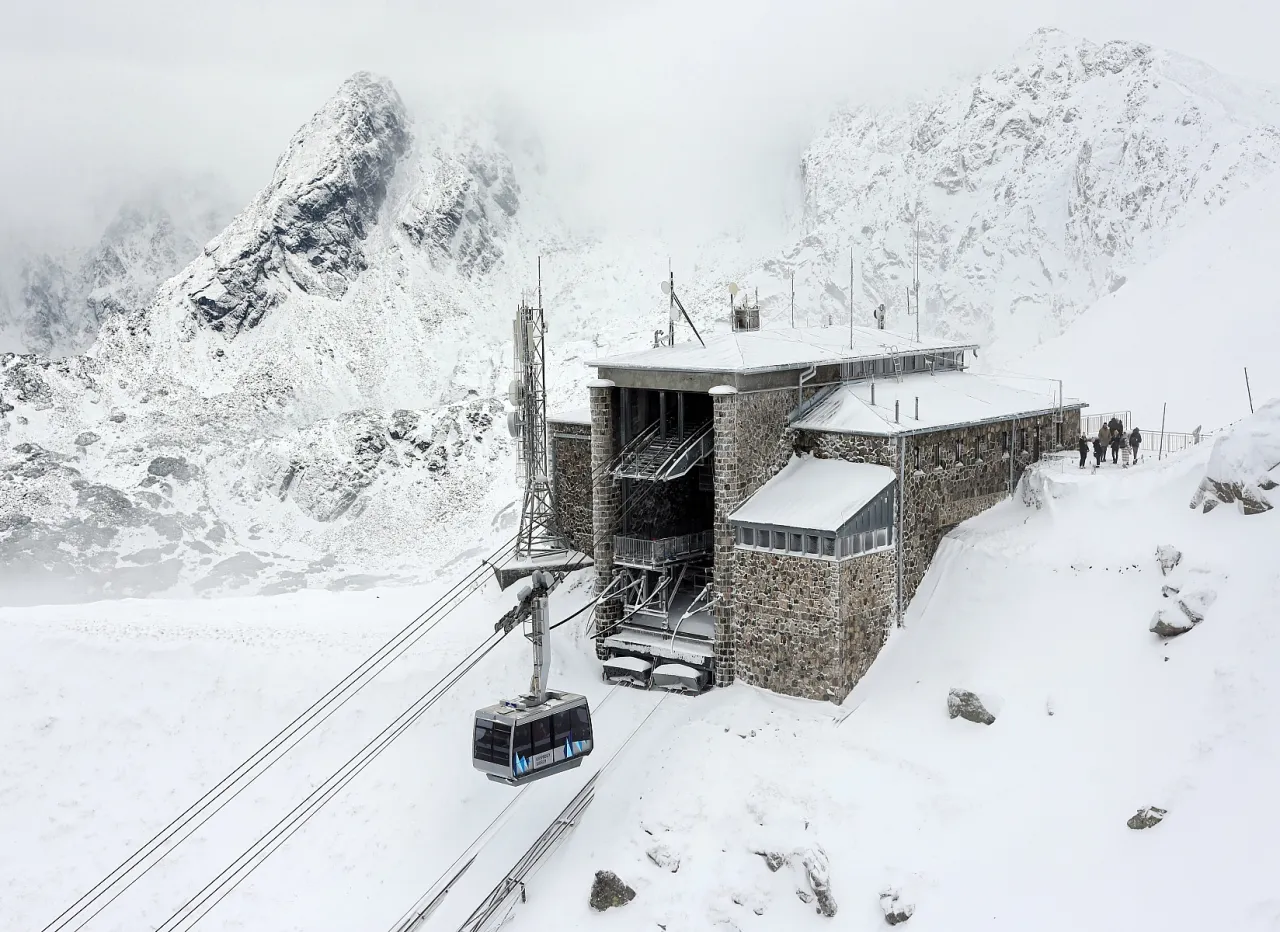 ż&oacute;łty wagonik kolejka Kasprowy Wierch zima