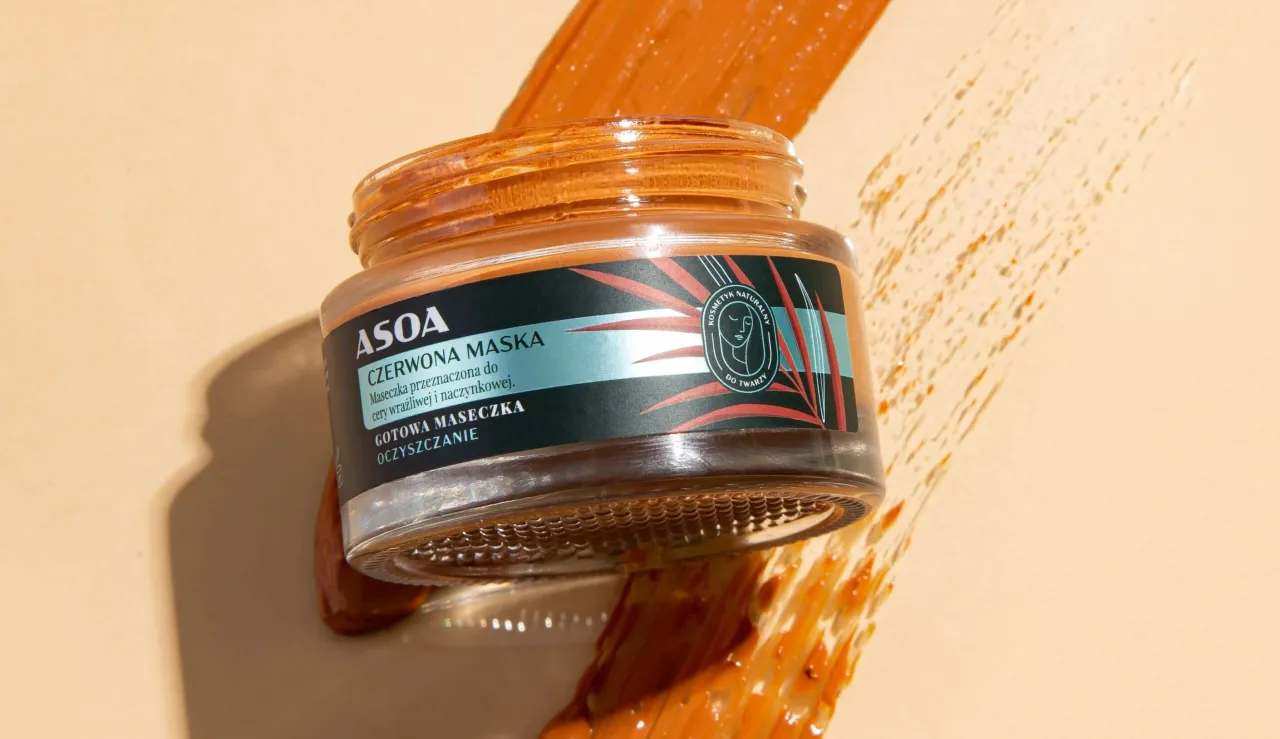 r&oacute;żne glinki kosmetyczne w proszku i gotowe maseczki