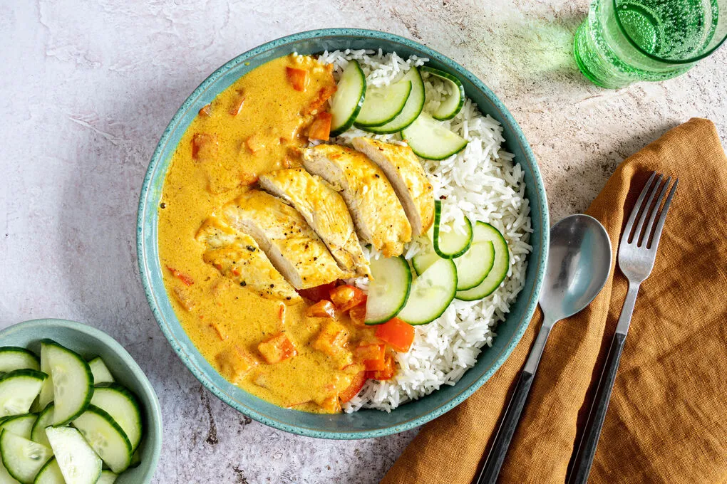 Pikantes Gurken-Curry mit H&auml;hnchen und Kokosmilch