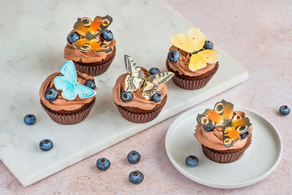 różne smaki babeczek, babeczki owocowe, babeczki czekoladowe