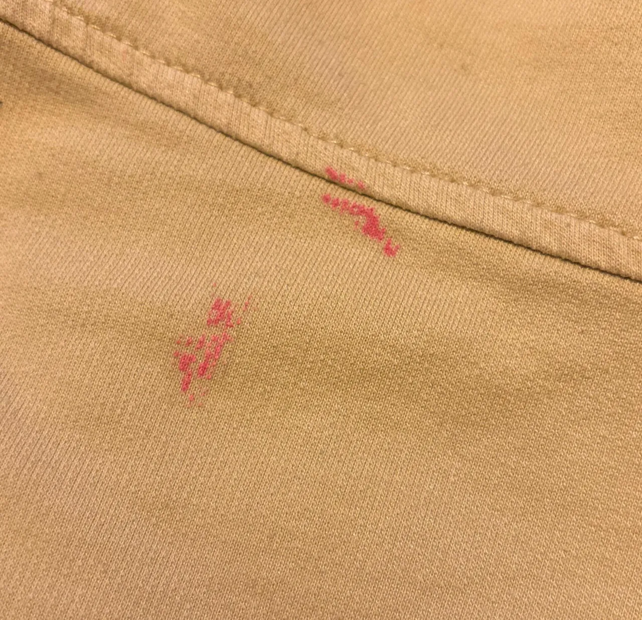 plama z plasteliny na ubraniu