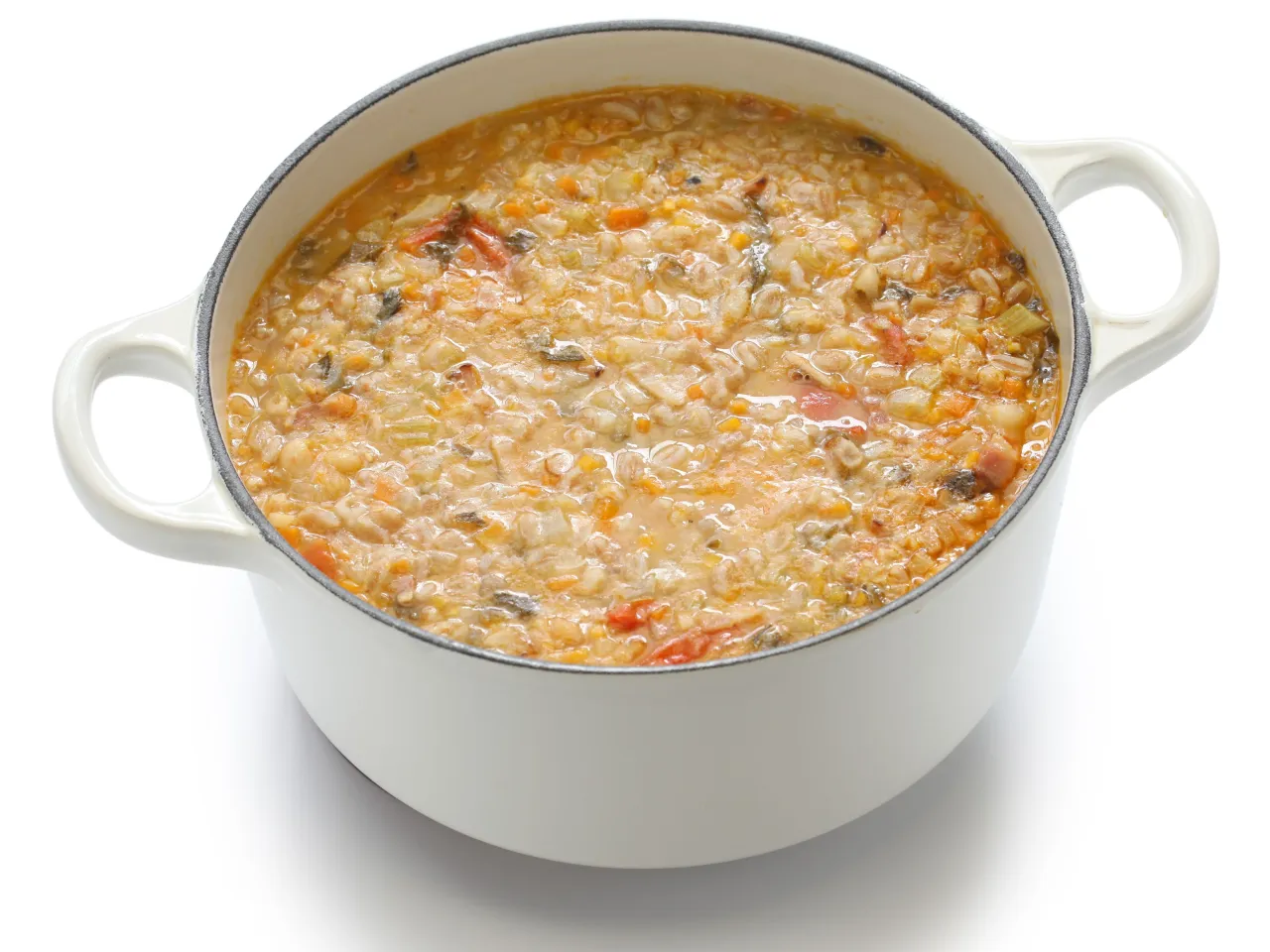 Minestra di farro classica con brodo e verdure