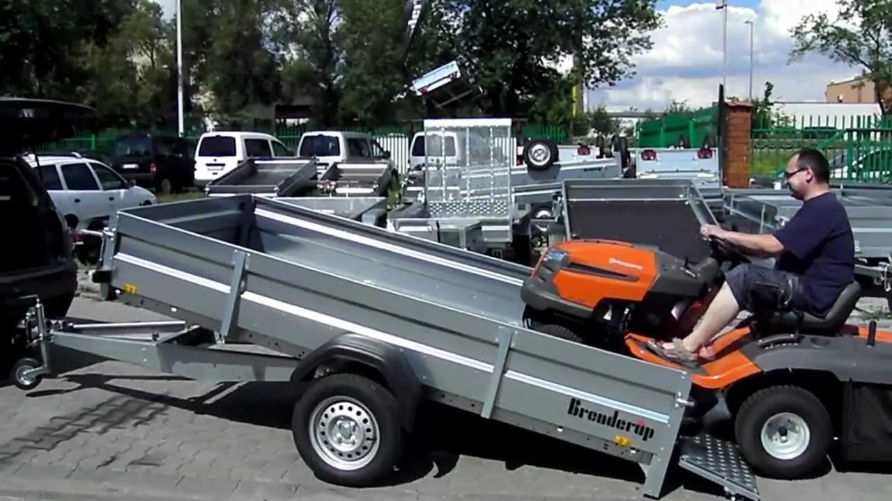 transport traktorka kosiarki na przyczepie