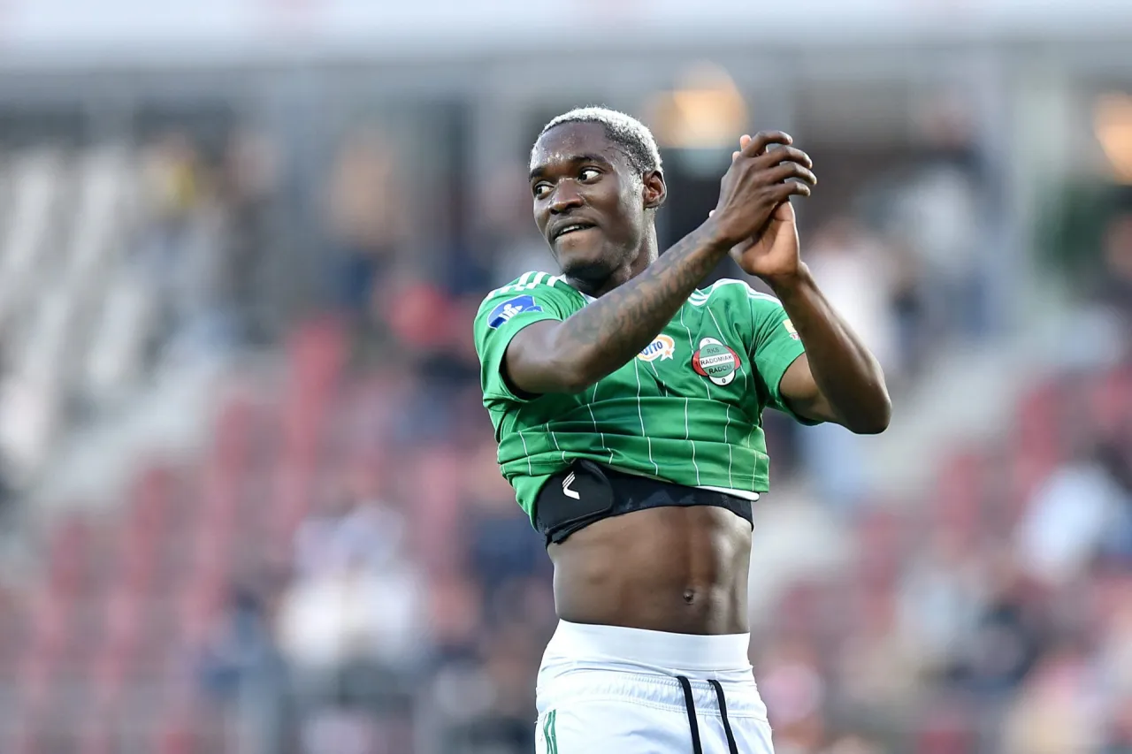 Piłkarz Ekstraklasy biegnący na boisku