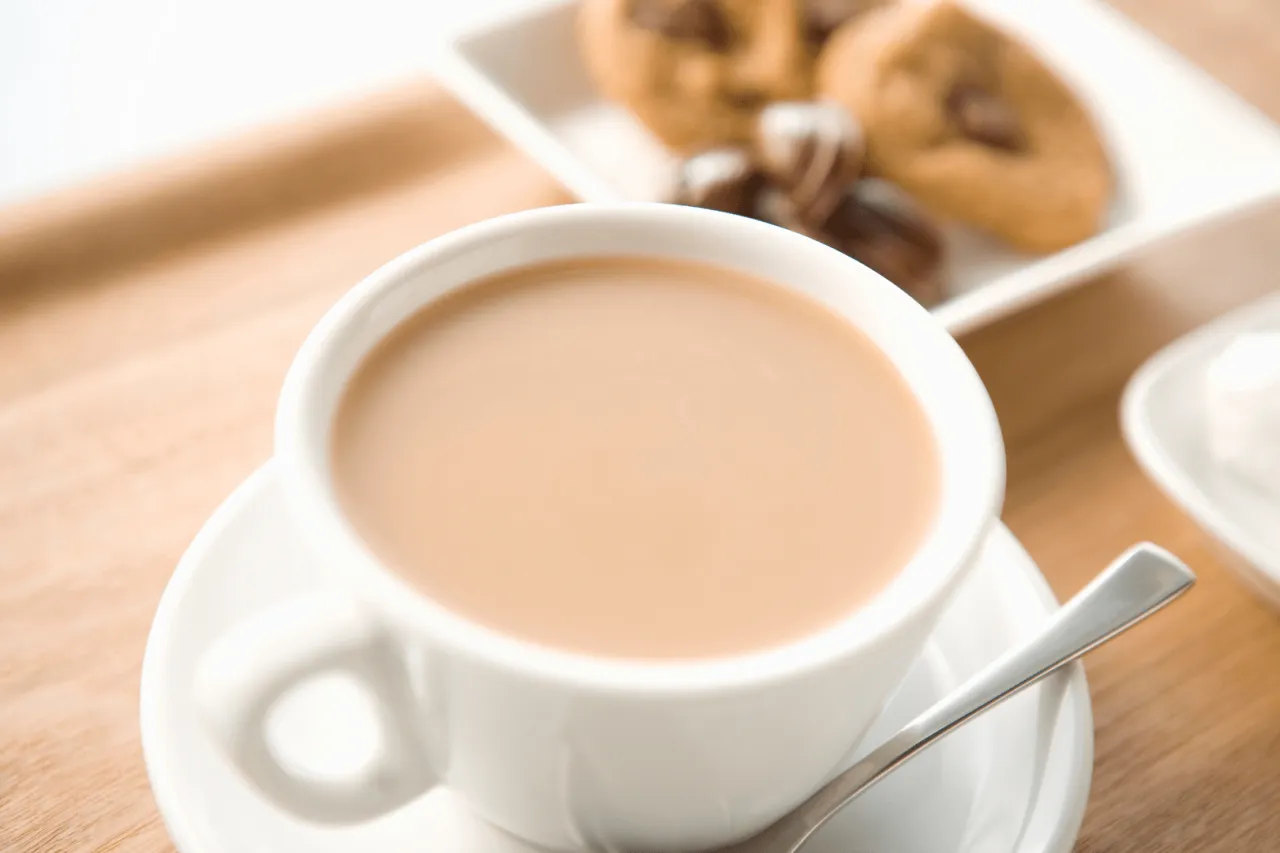 Caf&eacute; au lait w miseczce francuskie śniadanie