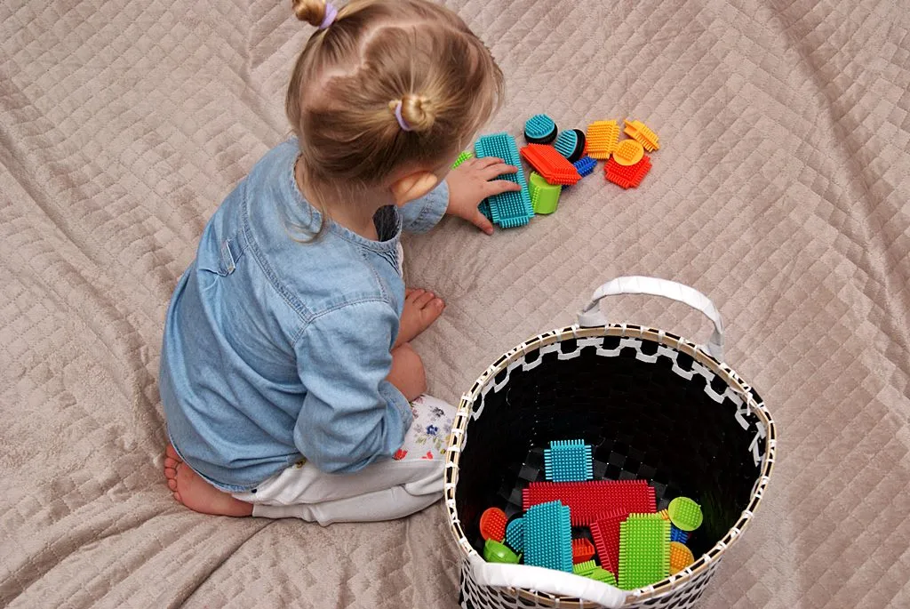 dziecko układa klocki 13 miesięcy