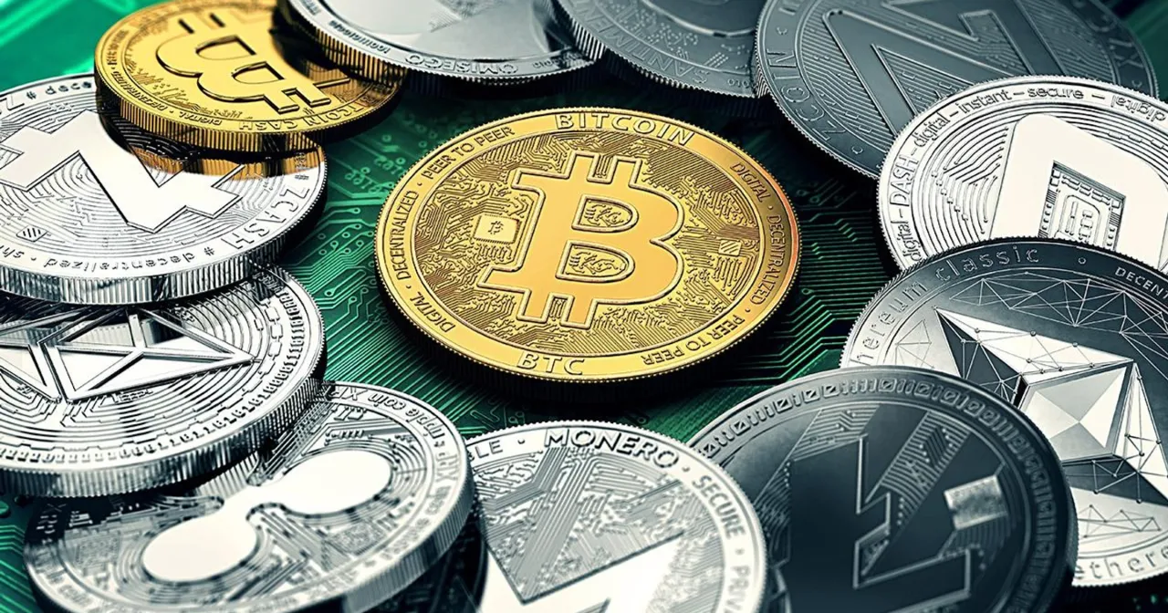 Złoty Bitcoin i srebrne monety kryptowalutowe, takie jak Ethereum, Monero, Ripple, Dash, Zcash, symbolizują inwestowanie małych kwot w kryptowaluty.