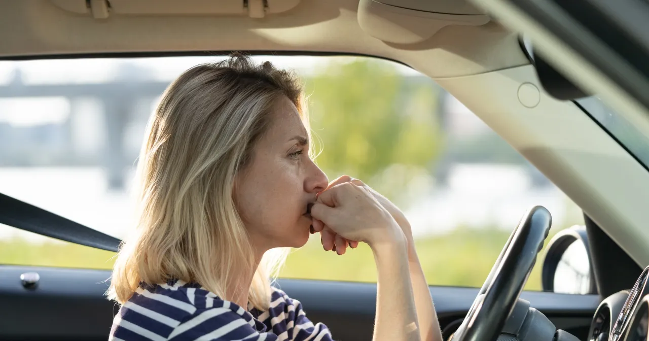 osoba analizująca swoje samopoczucie lub objawy, może z notatnikiem