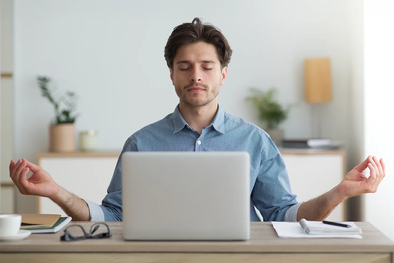 osoba wstająca po upadku siła wewnętrzna