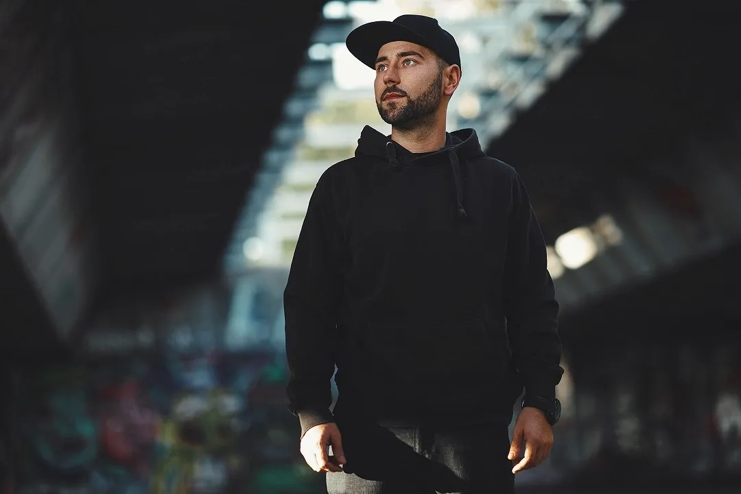 czarna bluza stylizacje uniwersalne