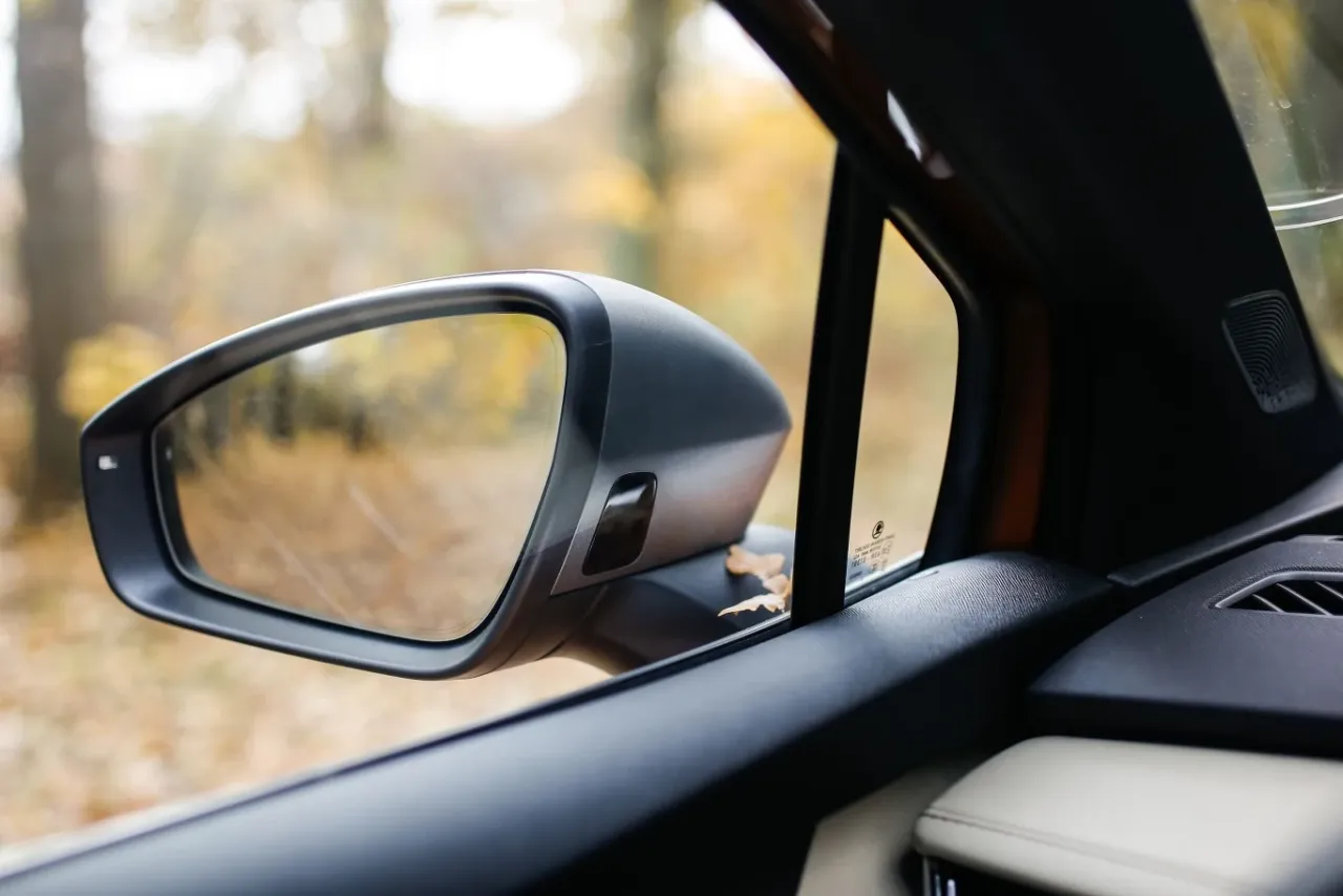 kierowca ustawiający lusterka w samochodzie