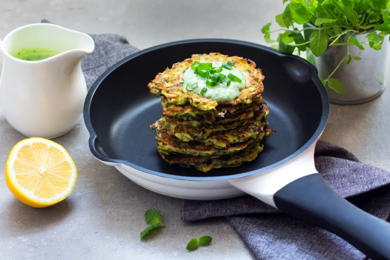 Placki z cukinii z sosem jogurtowym i szczypiorkiem. Idealne jakie przyprawy do plack&oacute;w z cukinii? Zioła i czosnek!
