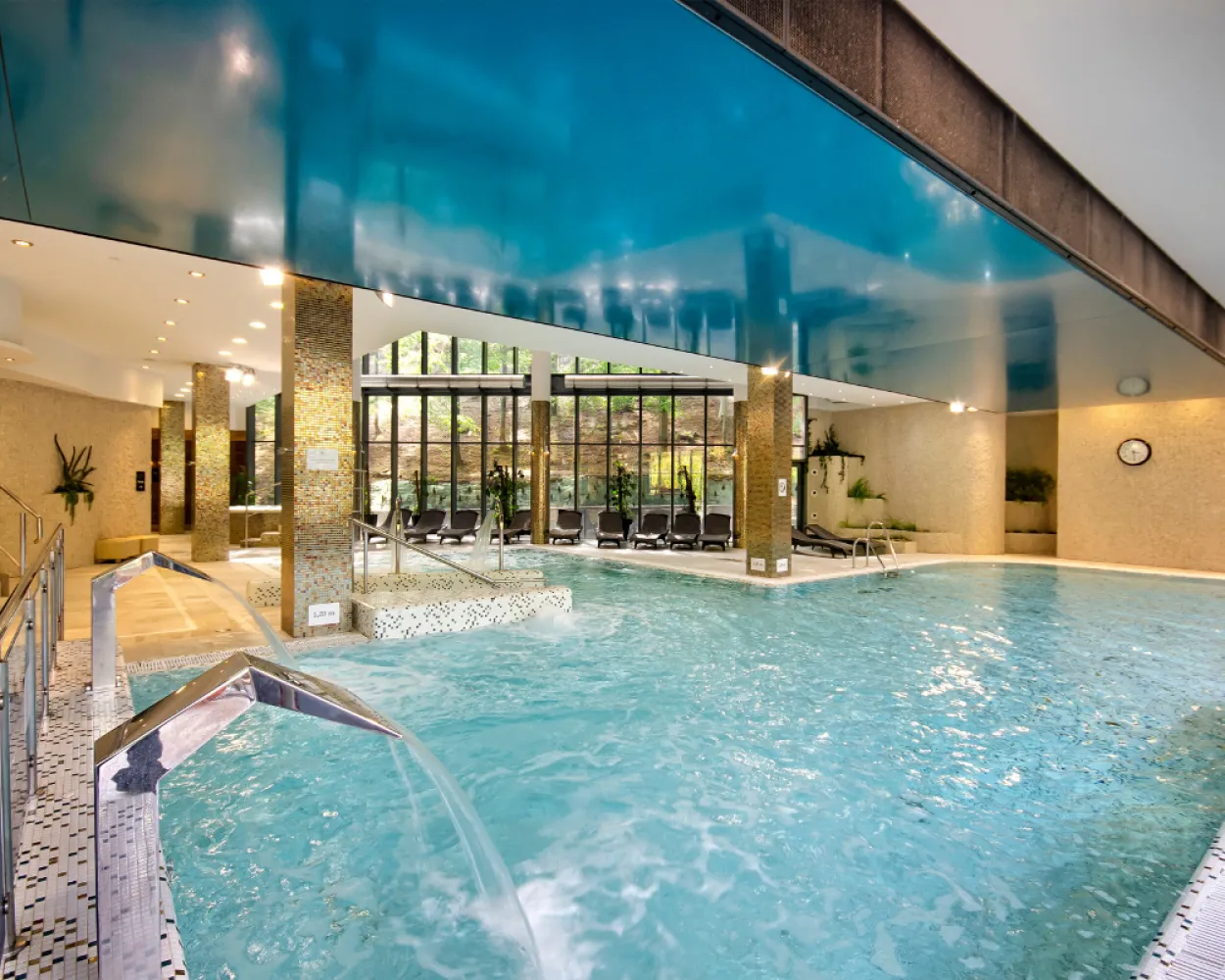 czysty basen hotelowy z leżakami