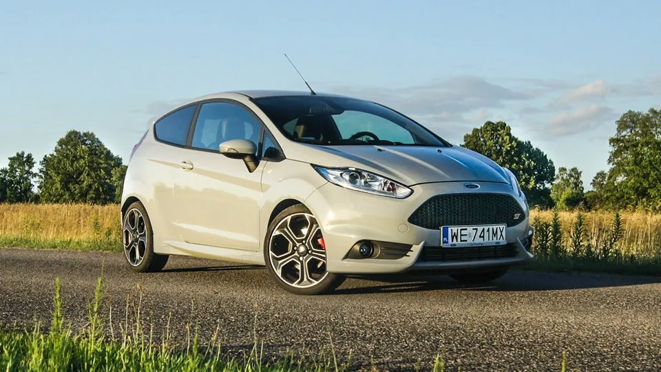 Ford Fiesta Mk7 na stacji paliw