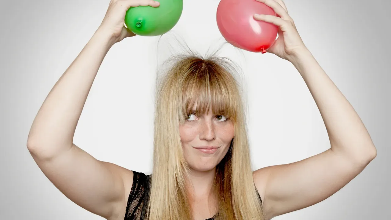 elektryzowanie przez tarcie balon włosy