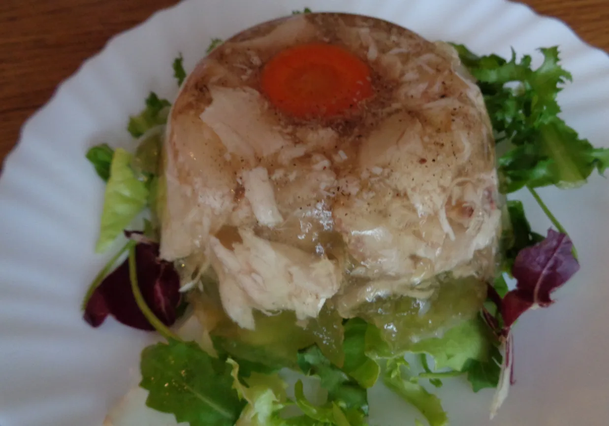 Zimne nóżki z kurczaka z marchewką i sałatką. Czy galareta jest zdrowa? Zawiera kolagen, który może wspierać stawy.