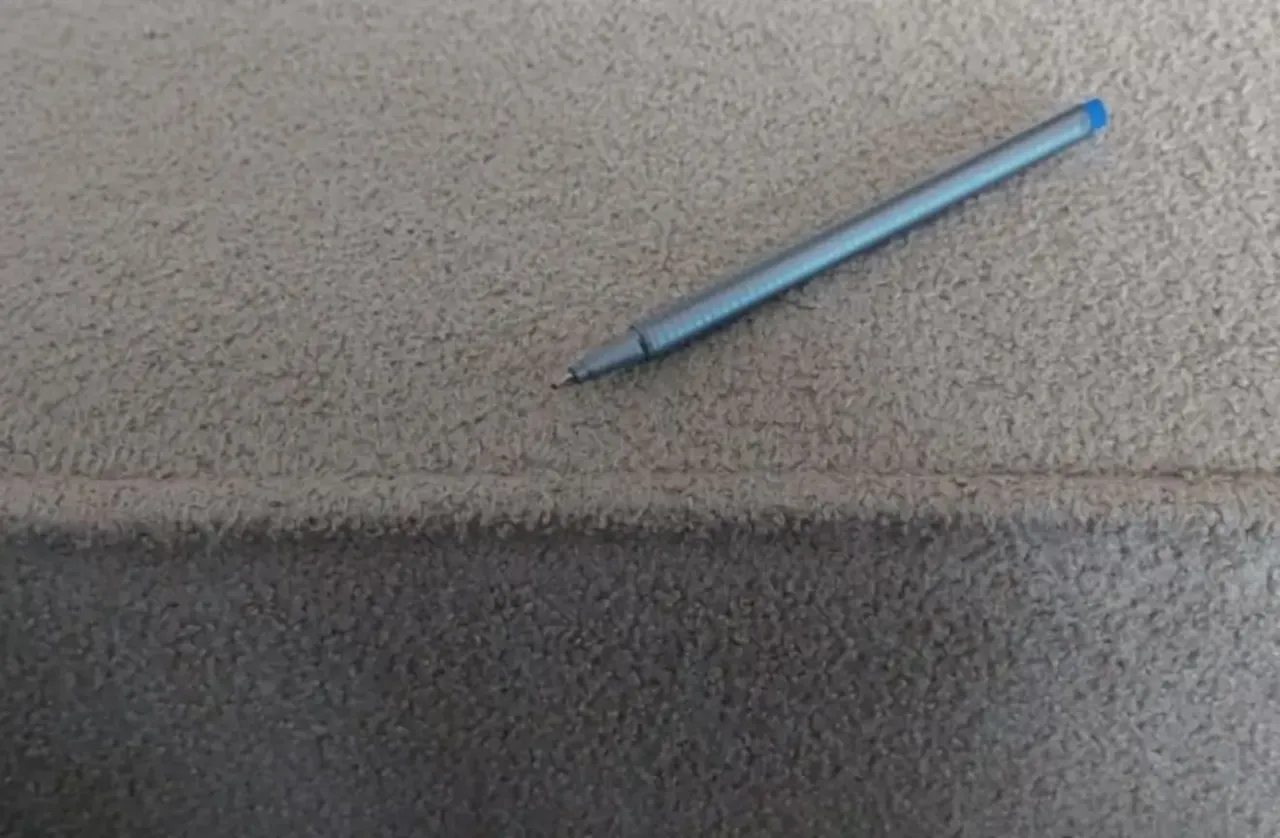 długopis na kanapie plama