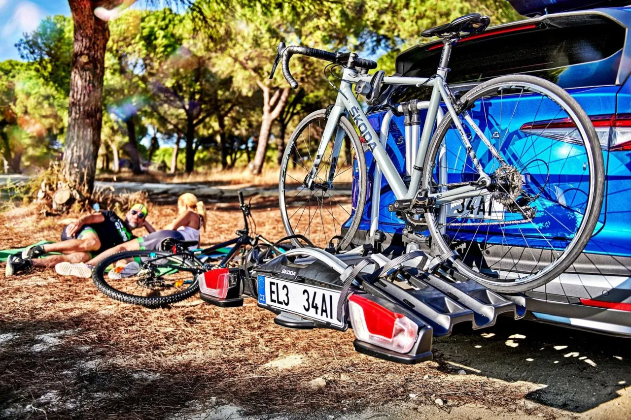 Zabezpieczenie roweru pasami transportowymi w bagażniku