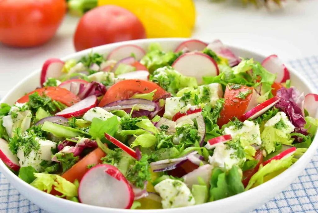 Kolorowa sałatka ze świeżych warzyw w misce