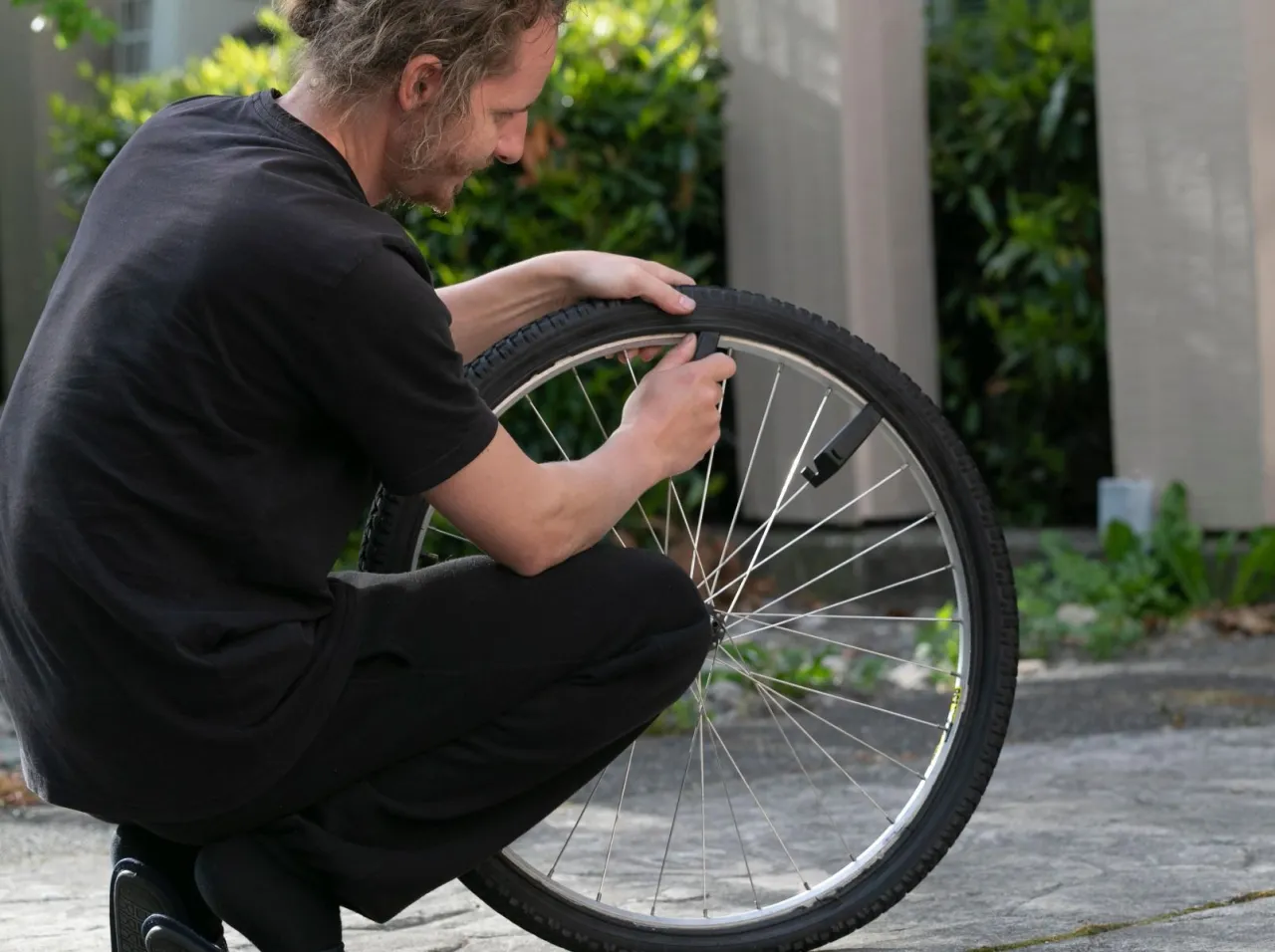 Rowerzysta zmieniający oponę na trasie