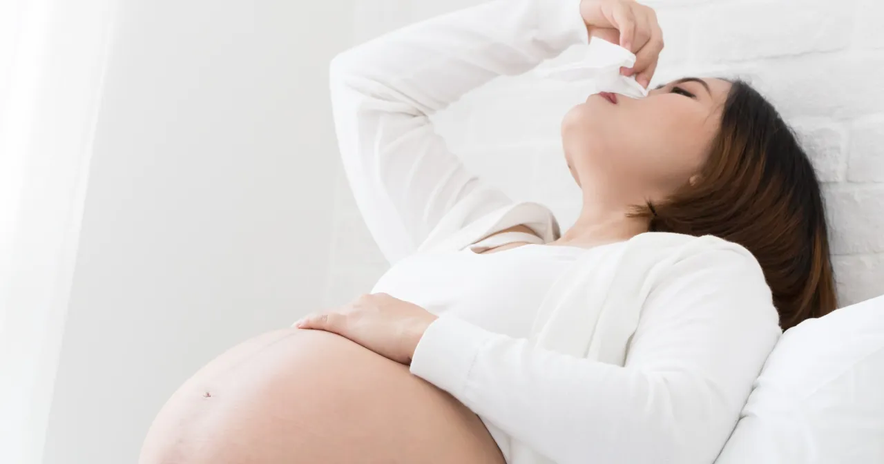 kobieta w ciąży z nebulizatorem