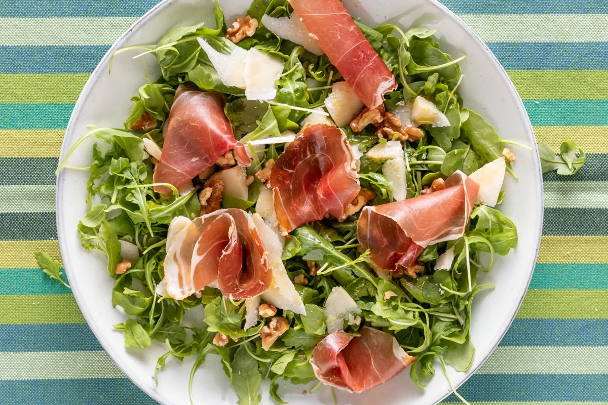 Insalata di rucola con frutta secca e formaggio