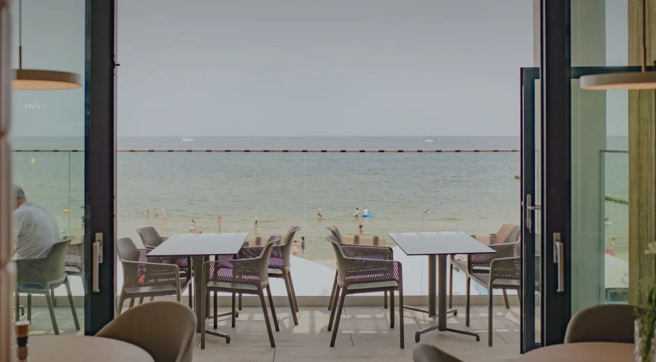 Kawiarnia na molo Kołobrzeg widok na morze